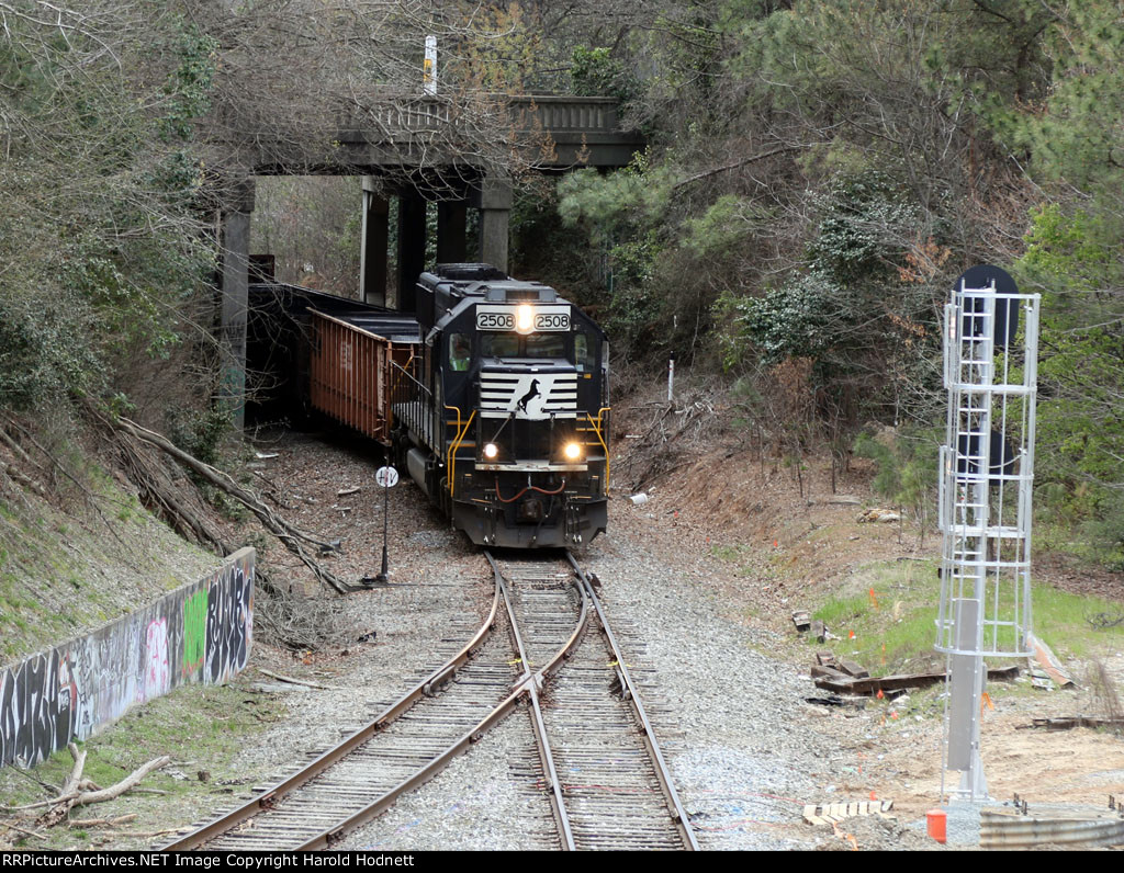 NS 2508 leads a MOW train northbound